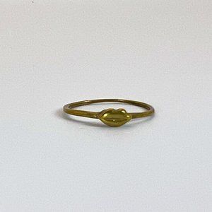 VERAMEAT Tiny Lips Ring in gold brass- size 6